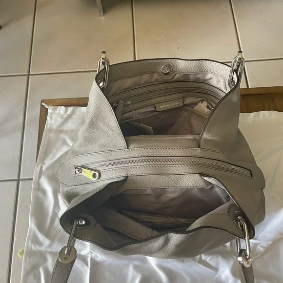 SOLD-🖤MICHAEL Michael Kors Raven Large Shoulder Bag - Picture 13 of 15